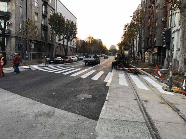 Тротоари готови до фебруара: Путари почели да сређују пешачке стазе и паркинг простор у Улици Џорџа Вашингтона